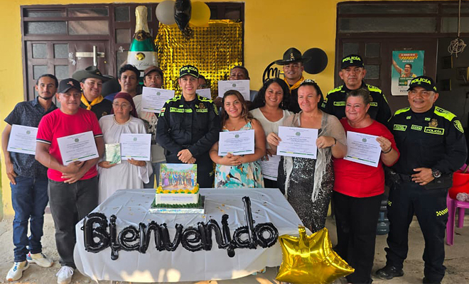 Comandante y Graduados promotores en seguridad y convivencia rural