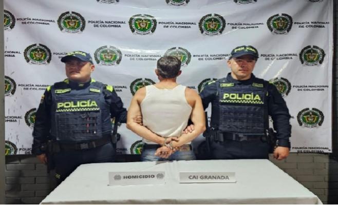 Hombre capturado en medio de dos policías.