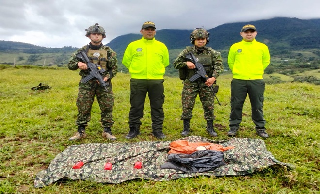 Dos_uniformados_de_la_seccional_de_investigación_criminal_y_dos_uniformados_de_ejercito_nacional_con_armamento_largo