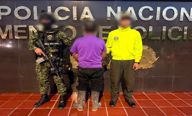 Un_hombre_capturado_acompa&ntilde;ado_de_polic&iacute;as