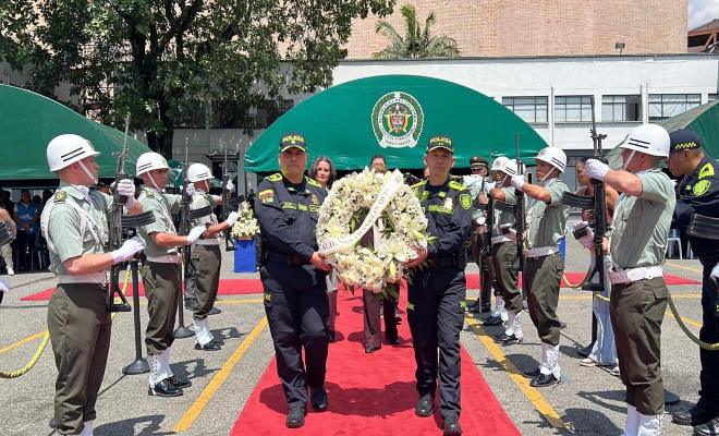 Funcionarios policiales con corona de flores en homenaje a la memoria del señor Brigadier General Valdemar Franklin Quintero