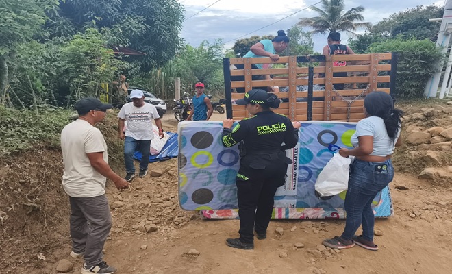 Policía ayuda a la comunidad tras el sismo  