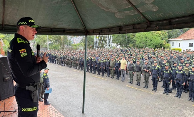 Instrucción al personal por parte del Señor BG William Castaño Instrucción al personal por parte del Señor BG William Castaño