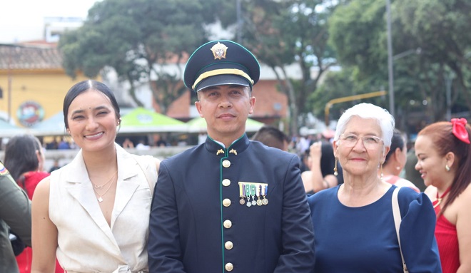 Intendente jefe ascendido y familia Intendente jefe ascendido y familia