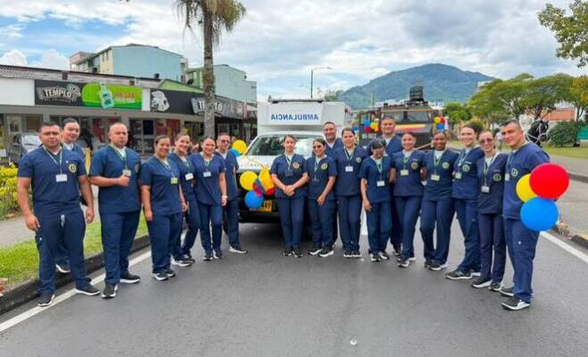 Funcionarios de la Dirección de Sanidad junto a una ambulancia durante los desfiles patrios