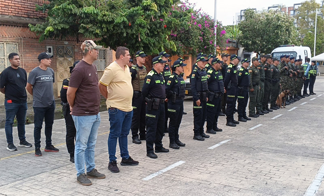 La Policía Nacional puso en marcha el Plan de Atención Integral a la Vida en Acacías - Meta Más de ochenta uniformados de las diferentes especialidades del servicio de la Metropolitana de Villavicencio llegaron desde el lunes 25 de agosto a este municipio para enfrentar y prevenir los delitos que más afectan a la comunidad Acacireña.