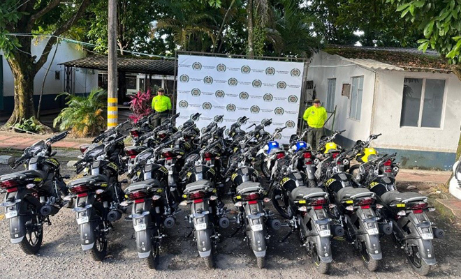 La Policía Nacional en Villavicencio frustró el hurto de 23 motocicletas destinadas para una comunidad indígena en el Vichada Los automotores avaluados en más de 230 millones de pesos habían sido hurtados de un parqueadero en la vereda Caños Negros y fueron recuperados en una finca ubicada en la vía hacia Puerto López - Meta.