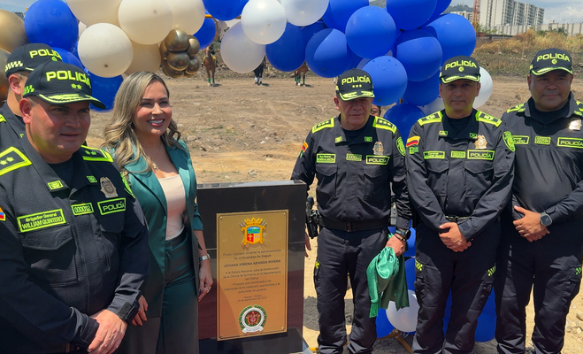 directivos de la Polic&iacute;a Nacional y funcionarios p&uacute;blicos durante la entrega del predio