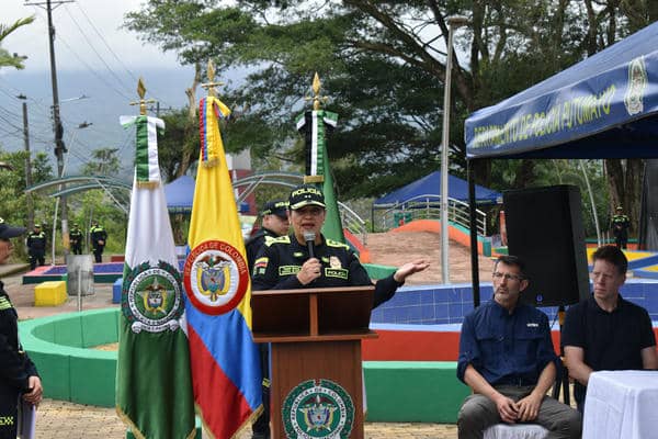 La se&ntilde;ora brigadier general Claudia Susana Blanco Romero, hablando con las mujeres