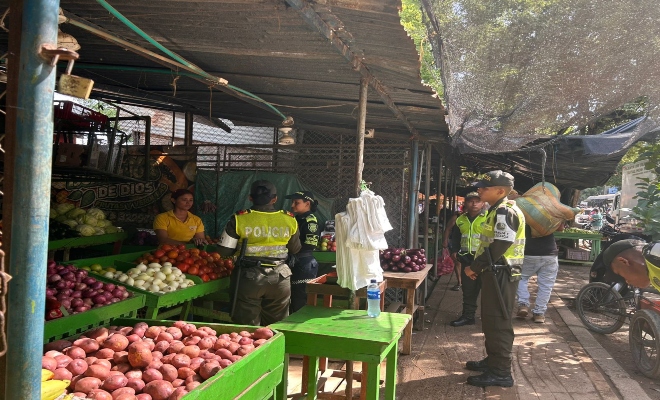 cuatro policias brindando recomendaciones al sector comercio 