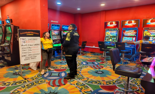 un uniformado de la policía nacional  realiza campaña preventiva en establecimiento abierto al publico  