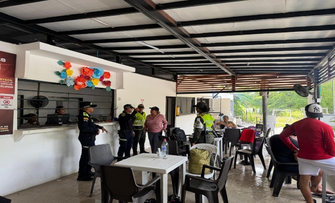 cuatro policias brindando recomendaciones de seguridad a centros recreacionales 