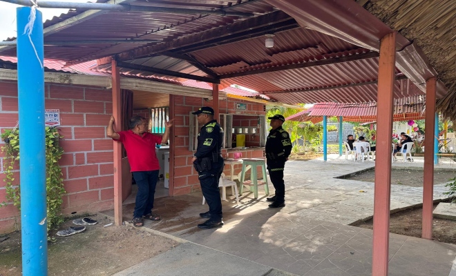 dos policias brindando recomendaciones a un ciudadano 