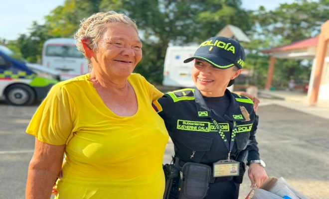 un policía sonriendo con un ciudadano de la tercera edad 