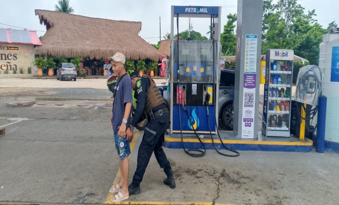 un policía realizando registro a persona a un ciudadano 