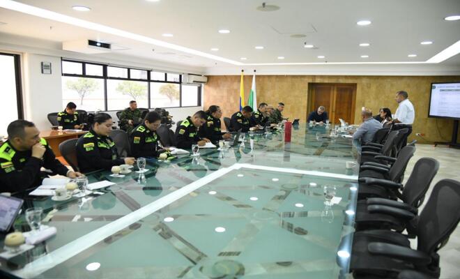 Reunión entre gobernación y representantes de la fuerza pública