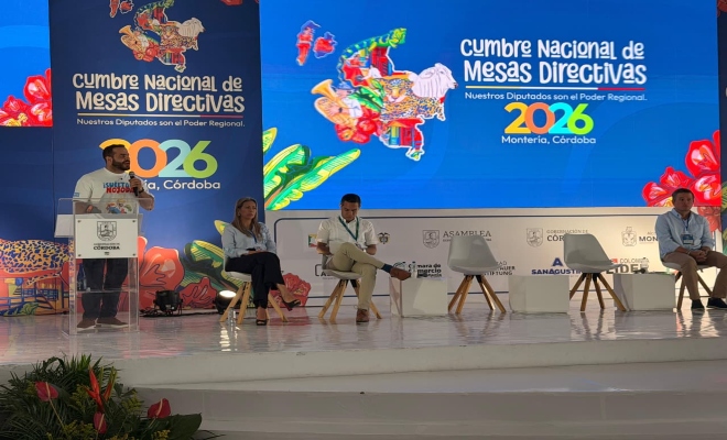 tres ciudadanos en charla sobre la cumbre nacional de asambleas departamentales 