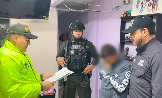 Funcionario de la seccional de Investigación Criminal SIJIN y CTI realizando la lectura de los derechos del capturado al presunto infractor de la ley.