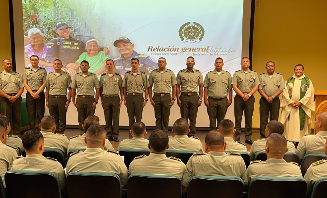 Reconocimiento a un grupo de uniformados en tarima por su desempe&ntilde;o