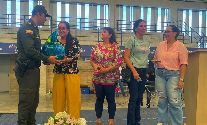 Los líderes comunales, esos héroes silenciosos de cada barrio, fueron homenajeados en una jornada donde la unión y el compromiso comunitario fueron los protagonistas.