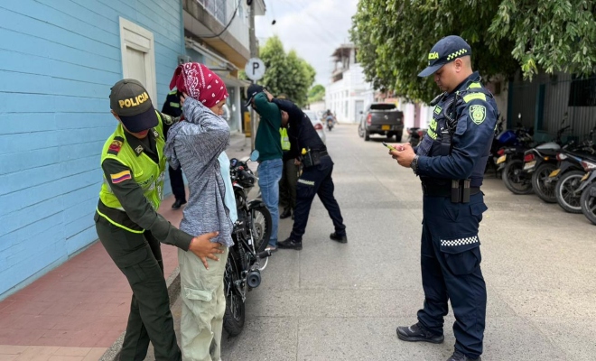 tres uniformados realizan registro a tres ciudadanos en el v&iacute;a publica del municipio de Ceret&eacute;