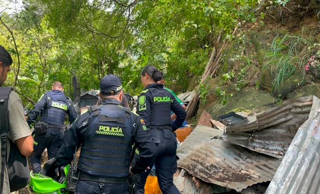 uniformados de la policía nacional sacando escombros de la avalancha  ocurrida en la madrugada 