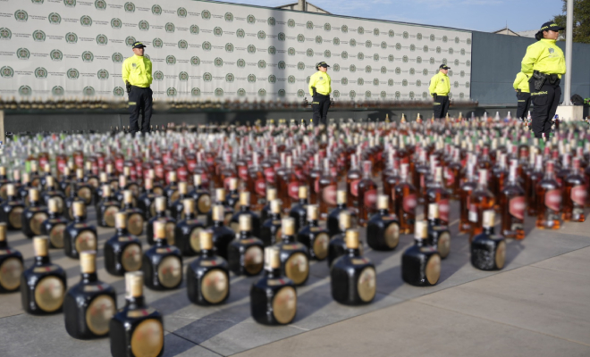 En cinco allanamientos fue incautado este licor adulterado y de contrabando