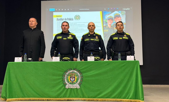 Comandante de regi&oacute;n de Polic&iacute;a n&uacute;mero 5, Comandante del departamento de Polic&iacute;a Santander y Capell&aacute;n de la Polic&iacute;a Nacional en la mesa principal.