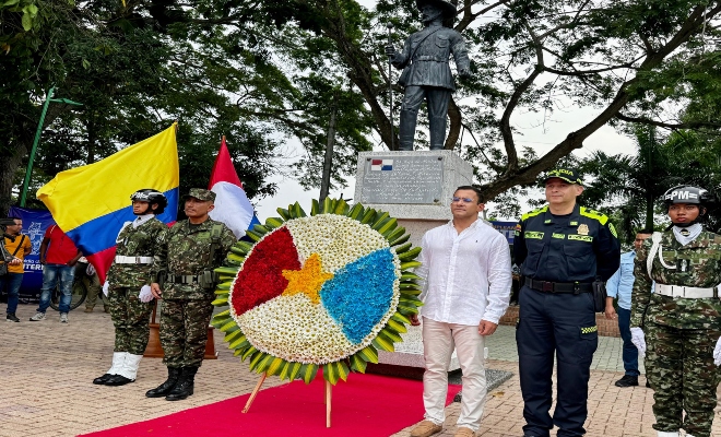 Autoridades civiles, militares y comunidad participaron en actos solemnes que resaltaron la historia, el progreso y el compromiso con la seguridad de la capital cordobesa.