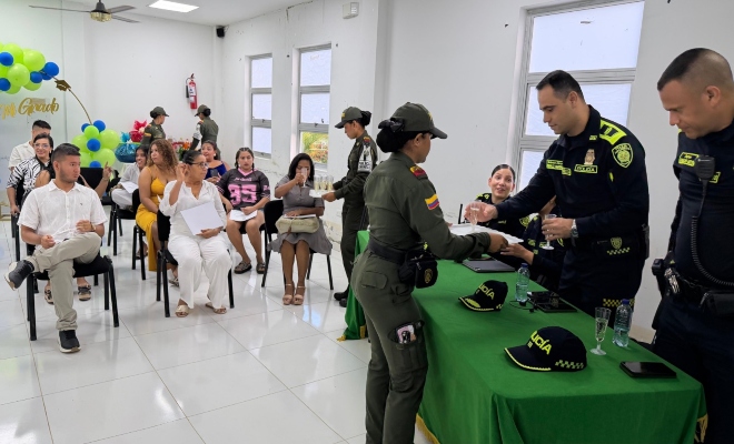 uniformados otorgando reconocimiento a un personal civil