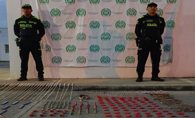 Policía con elementos incautados 