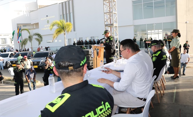 Jefe del servicio de policía dirigiendose al la ciudadanía