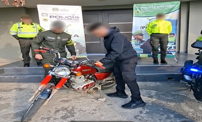 Fotografía haciendo la entrega de la motocicleta a su propietario. 