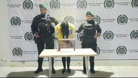 Durante un acompañamiento al sepelio de un ciudadano en el interior de un cementerio, el Grupo de Operaciones Especiales (GOES) de la Policía Nacional en Pasto, identificó a una mujer con actitud sospechosa. Al notar la presencia policial, la mujer intentó huir.  Al ser interceptada, los uniformados observaron que dejaba un objeto en una vitrina. Tras verificarlo, confirmaron que se trataba de un revólver Smith & Wesson calibre 38 mm. La mujer, quien no presentó el permiso para portar el arma, fue capturada inmediatamente.  Luego de informarle sus derechos, fue trasladada a las instalaciones de la Fiscalía URI para ser puesta a disposición de las autoridades competentes quienes investigarán si el arma está relacionada con hechos de violencia o si ha sido utilizada en casos delictivos. Este análisis permitirá esclarecer posibles nexos con actividades criminales en la región.  La Policía Nacional reafirma su compromiso con la seguridad ciudadana y exhorta a la comunidad a denunciar la tenencia ilegal de armas Mujer es capturada con arma de fuego ilegal