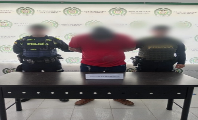 Dos policías con una persona capturada por el delito de Violencia contra Servidor Público 