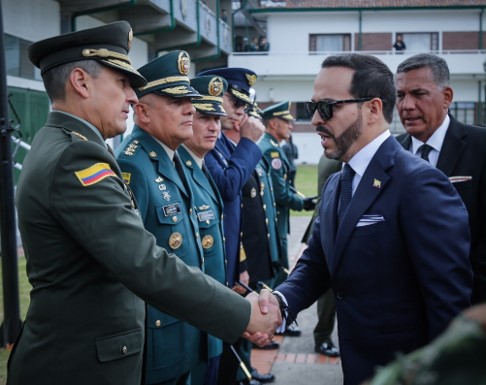 Presidente dando la mano a la Nueva cúpula militar y policial 1