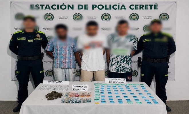 dos uniformados con tres ciudadanos capturados por el delito  de tráfico y porte de estupefacientes. 