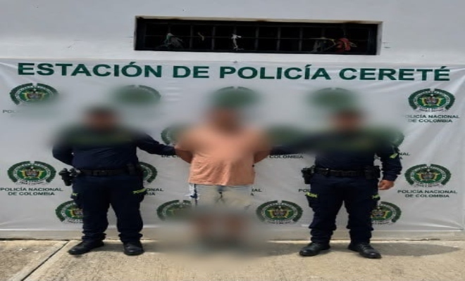 dos uniformados de la Polic&iacute;a nacional con una persona capturada por el delito de acceso carnal abusivo con menor de 14 a&ntilde;os