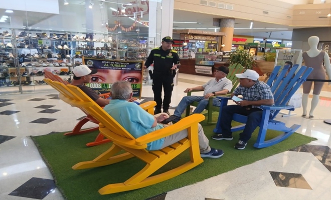 Un polic&iacute;a realizando charla cuatro ciudadanos 