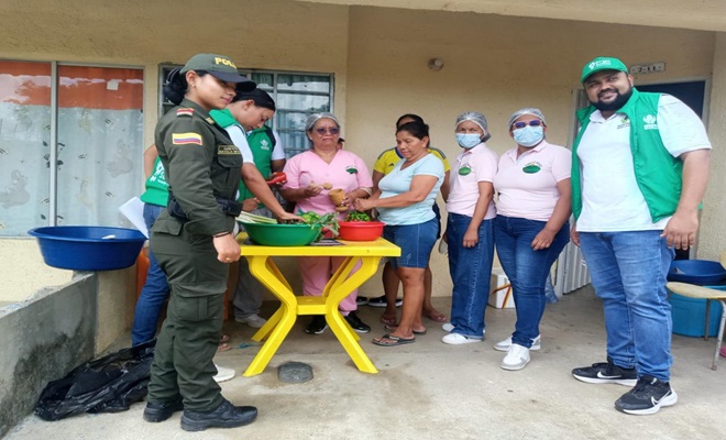 Polic&iacute;a articulado con ICBF y ciudadano preparando una olla comunitaria