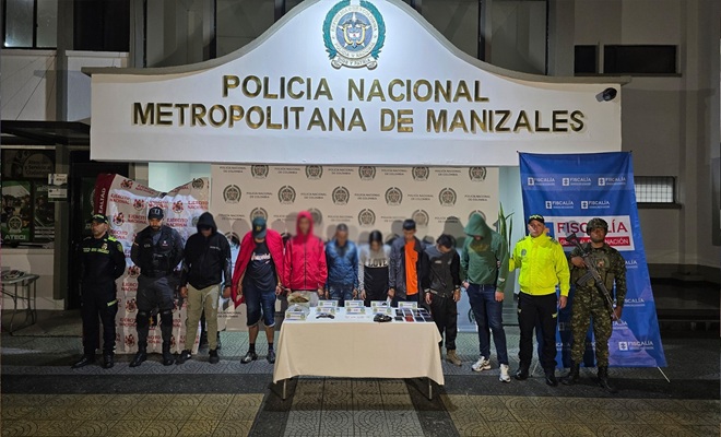 Personas capturadas por la Policía y la Fiscalía, y en la mesa, los elementos incautados en el operativo
