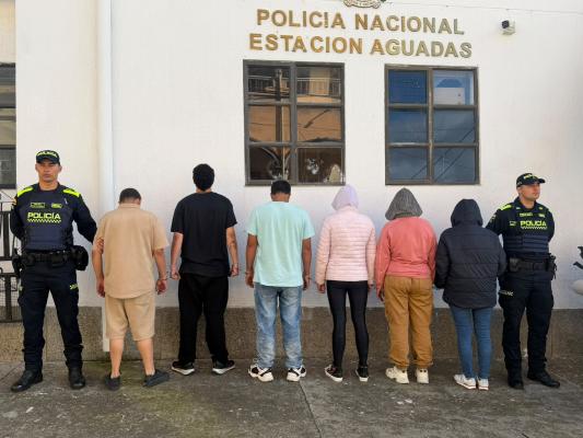 Policías con persona capturada