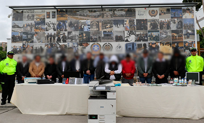 Dos policías junto a 12 capturados y elementos materiales probatorios.