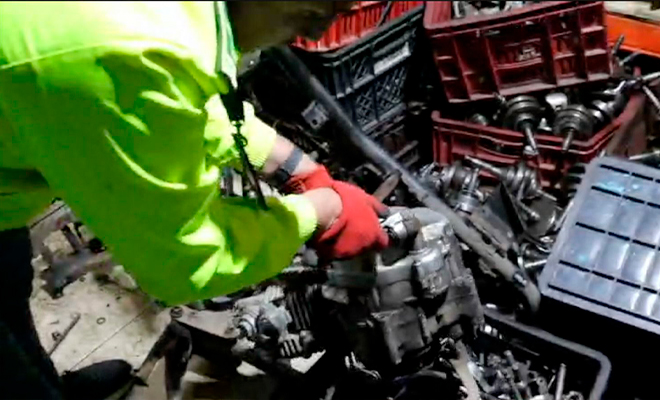 Policía realiza la verificación de partes de automotores.