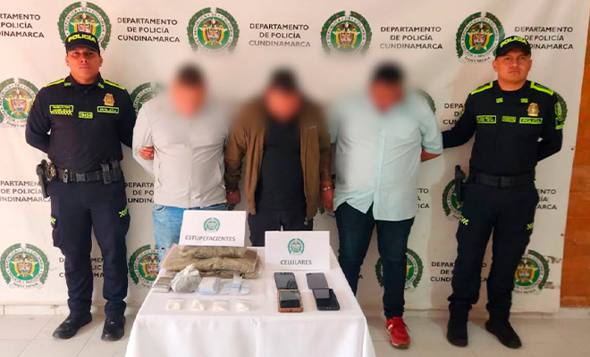 Tres capturados en el marco de la Operación Los Orión, custodiados por dos policías