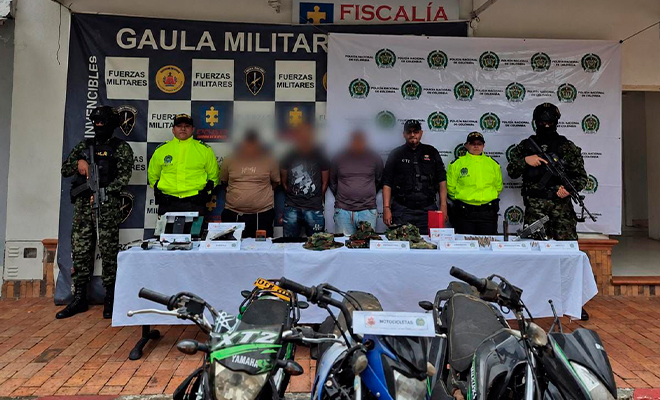 Tres capturados del Frente "Iván Merchán" de la Segunda Marquetalia, custodiados por la Policía.