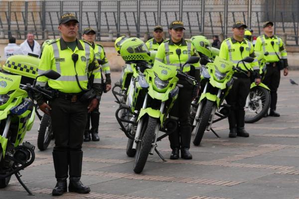 Uniformados hacen presencia en la rueda de prensa en la Plaza de Bolívar, en la cual se habló sobre el plan para garantizar la seguridad y convivencia durante la temporada de Semana Santa