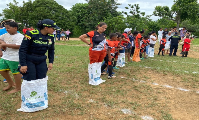 Los niños, con sus ojos encendidos de travesura, corrían en carreras de sacos, mientras otros disputaban partidos de fútbol bajo un sol ardiente que parecía aplaudirles desde lo alto Los niños, con sus ojos encendidos de travesura, corrían en carreras de sacos, mientras otros disputaban partidos de fútbol bajo un sol ardiente que parecía aplaudirles desde lo alto