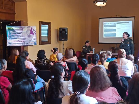 Patrulla Púrpura de la Policía Nacional, les recuerda “la Estrategia Integral de Protección a Mujer, Familia y Género”, en el mes de la Madre Patrulla Púrpura de la Policía Nacional, les recuerda “la Estrategia Integral de Protección a Mujer, Familia y Género”, en el mes de la Madre