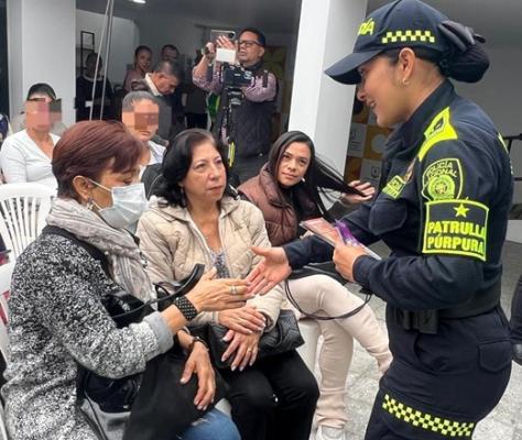 Una mujer policía de la patrulla púrpura, junto con varias mujeres Una mujer policía de la patrulla púrpura, junto con varias mujeres